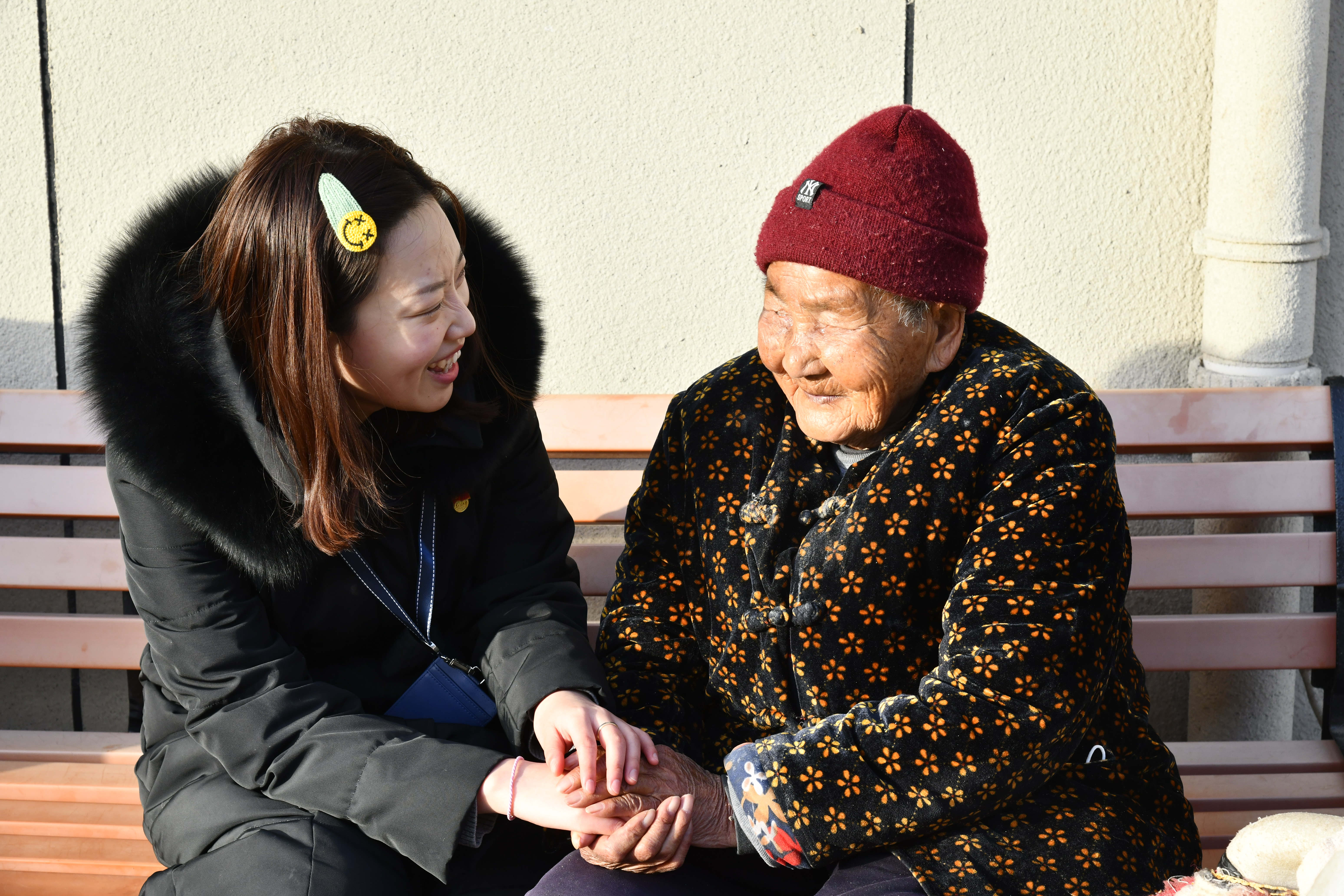 1月12日，徐州市贾汪区纪委监委工作人员在大吴街道中心敬老院了解农村敬老院资金管理问题专项治理整改情况。缪甜甜/摄