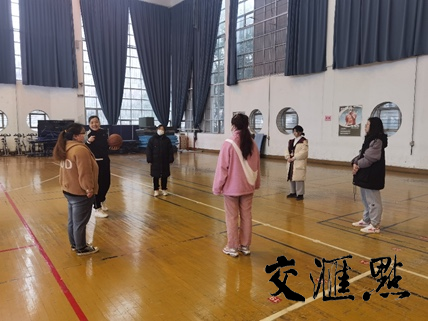 体育老师指导留校学生开展运动健身